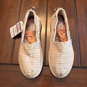 BOBS from Skechers Women’s Chill Stitch n Time Memory Foam Shoes Size 6